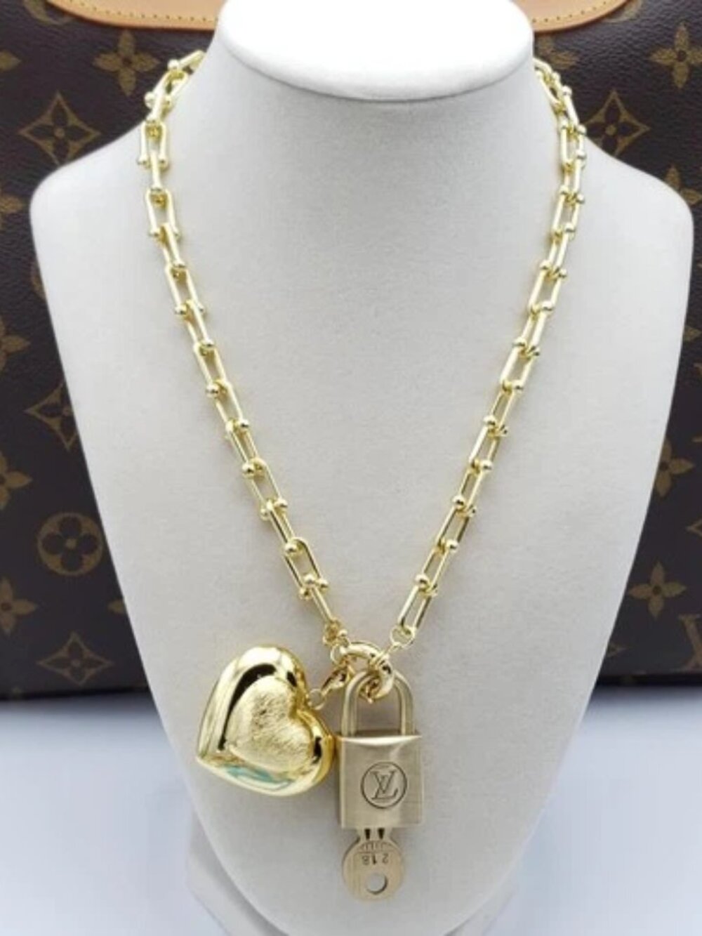 Gold-Plated Necklace with Authentic Louis Vuitton Padlock - Picture 9 of 9